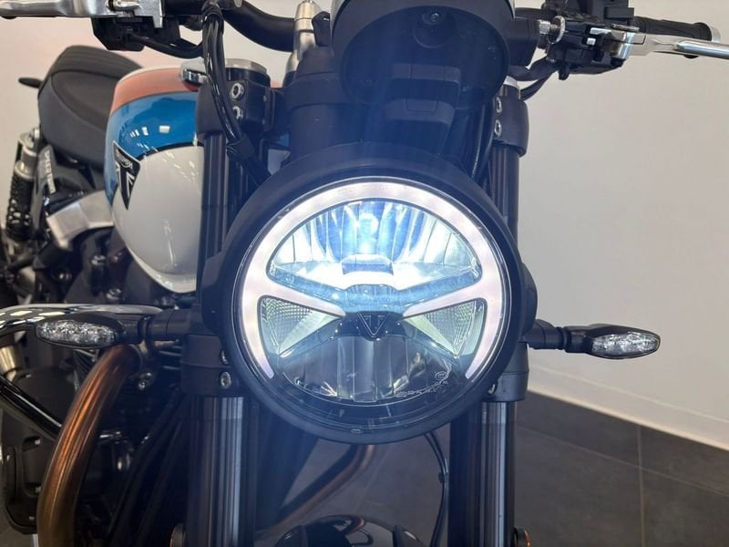 TRIUMPH Speed Twin 900 Pure White/Blue/Orange Abs