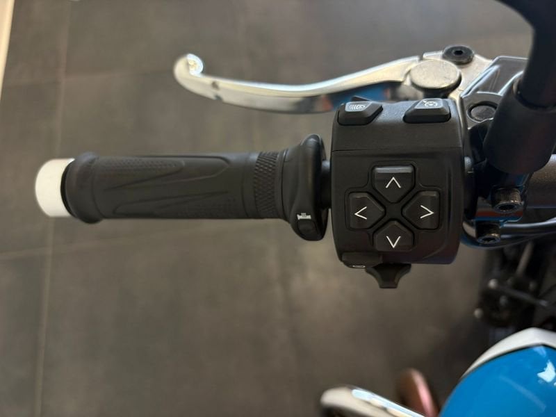 TRIUMPH Speed Twin 900 Pure White/Blue/Orange Abs